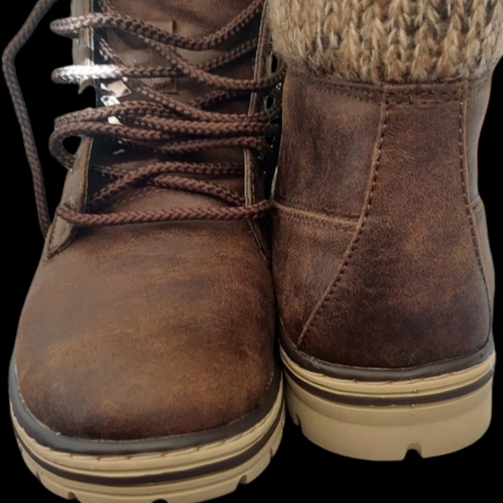 Woman's 7.5 Brown Winter Boots never used, smoke free
